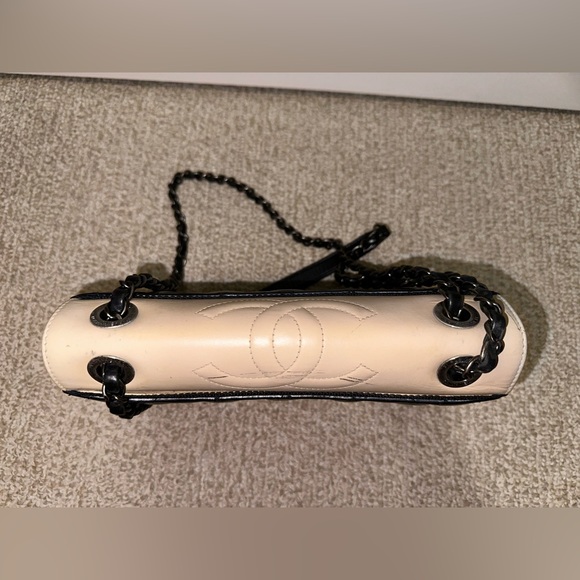 Chanel Classic Quilted Black and Beige Lambskin Leather Crossbody Shoulder Bag - Picture 4 of 13